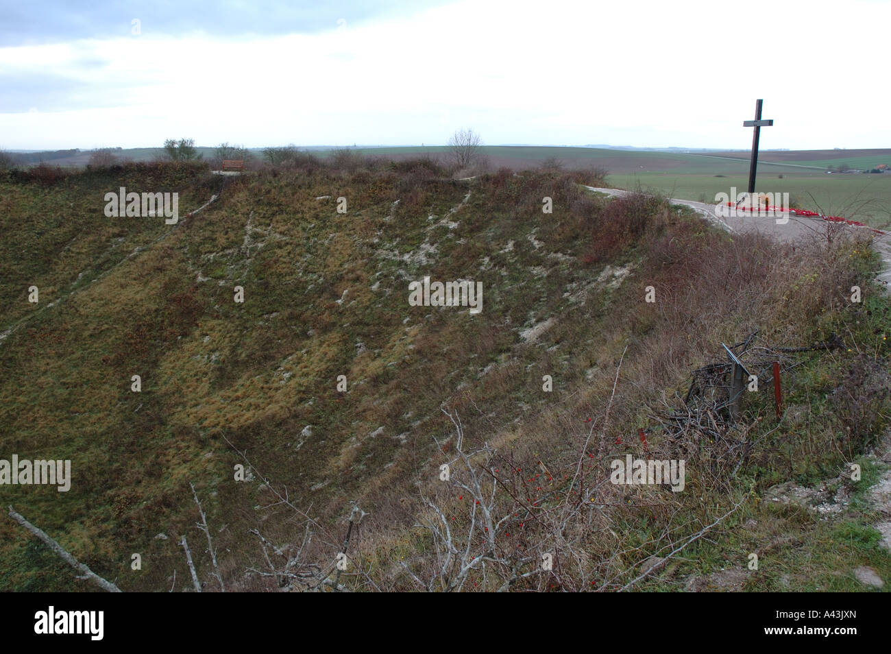 Croix du souvenir sur le bord de la Lochnagar Crater, causé par la plus grande explosion de la Première Guerre mondiale, la Boisselle, France Banque D'Images