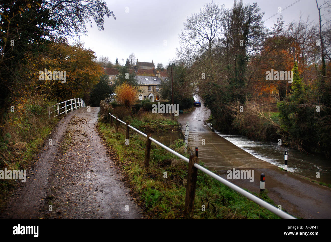 Une FORD DANS LE VILLAGE DE WELLOW UK Somerset Banque D'Images