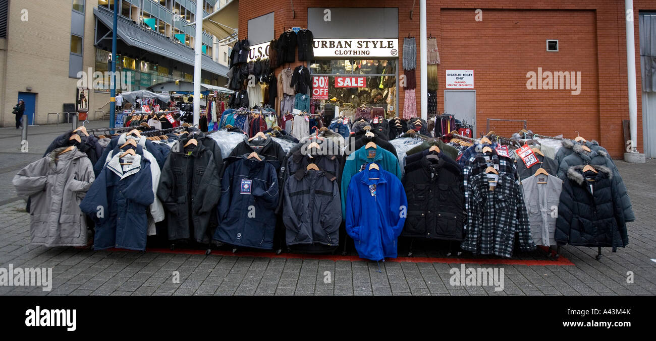 Célèbre Marché de Birmingham Rag dans les arènes de la ville en vente sur l'un des étals Banque D'Images