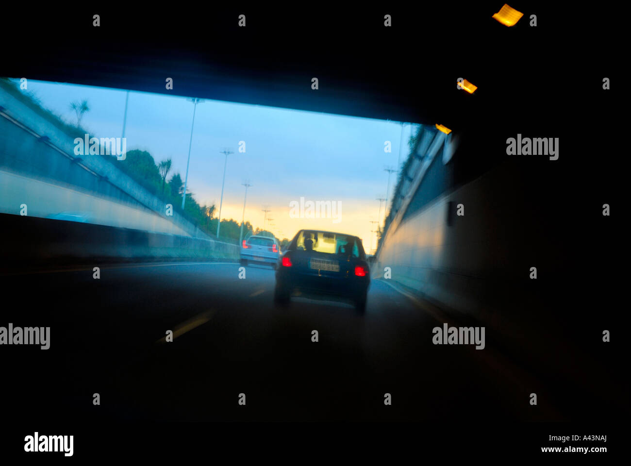 Conduite À TRAVERS UN TUNNEL DANS UNE AUTOROUTE Banque D'Images