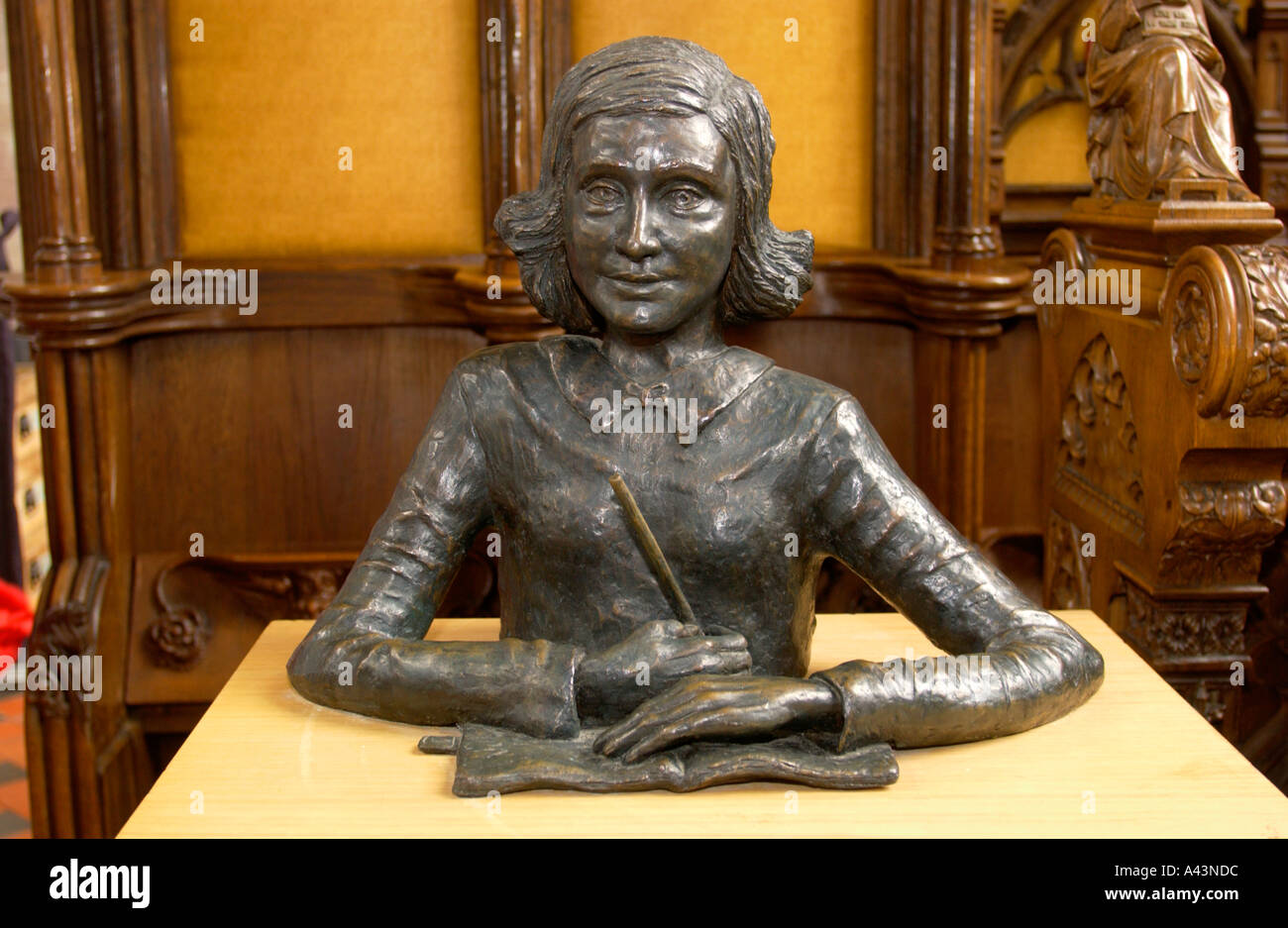 Sculpture d'Anne Frank et de la cathédrale de Hereford Banque D'Images