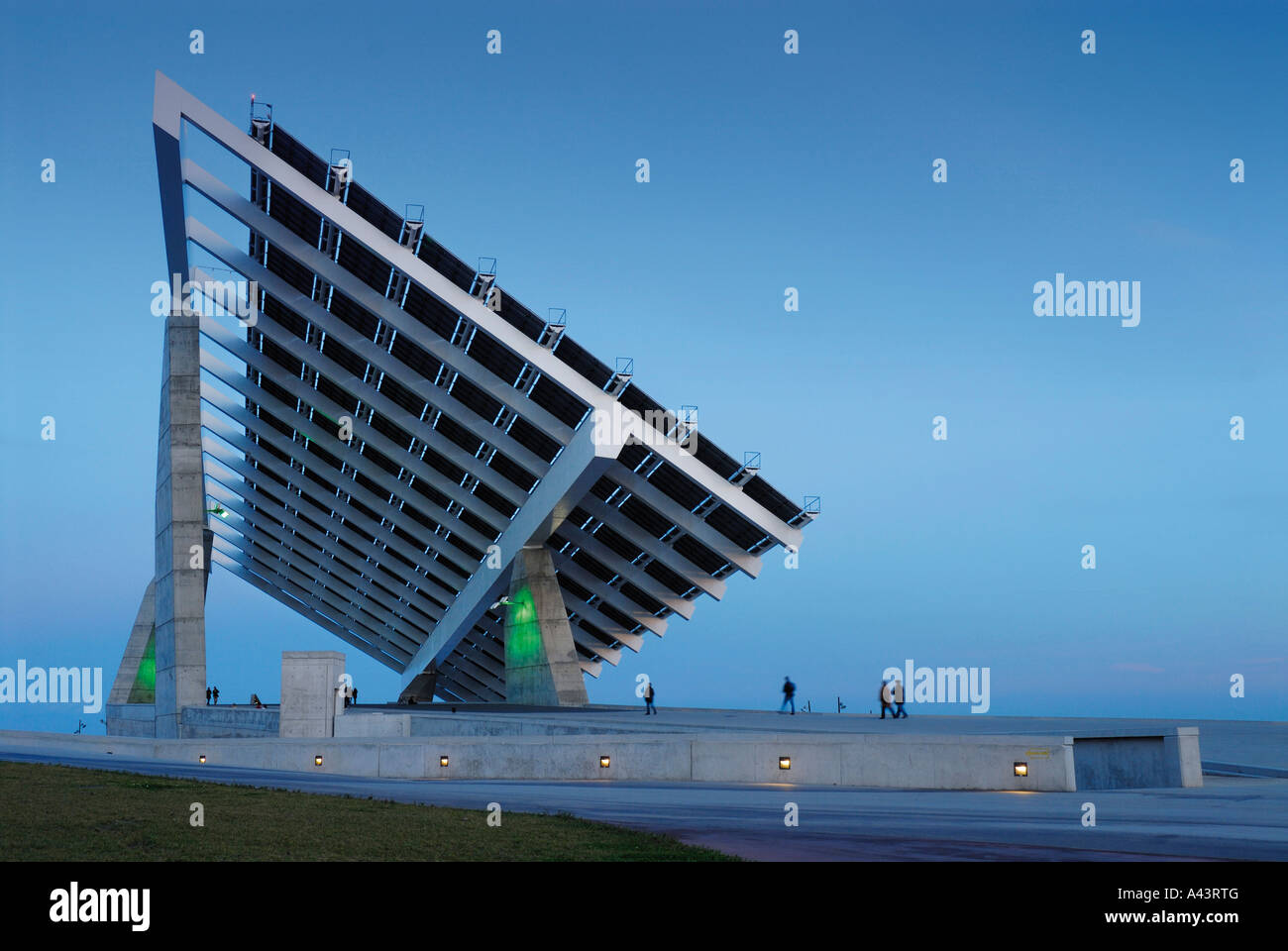 L'ÉNERGIE SOLAIRE PERGOLA PHOTOVOLTAÏQUE PAR TORRES & MARTINEZ LAPENNA, FORUM, Barcelone Catalogne Espagne Banque D'Images