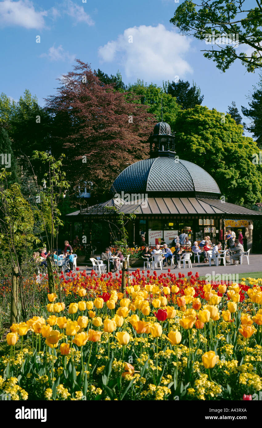 Cafe au printemps, la Vallée des jardins, Harrogate, North Yorkshire, Angleterre, Royaume-Uni. Banque D'Images