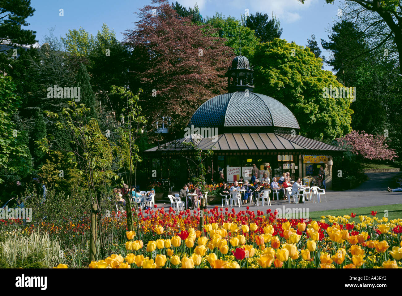 Cafe au printemps, la Vallée des jardins, Harrogate, North Yorkshire, Angleterre, Royaume-Uni. Banque D'Images