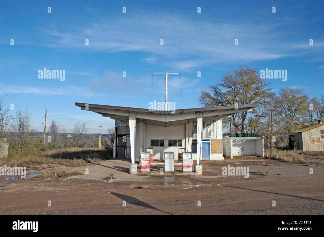 Station d'essence abandonnée dans l'ouest de Mexico sur la route US 66 contourné par Interstate Banque D'Images