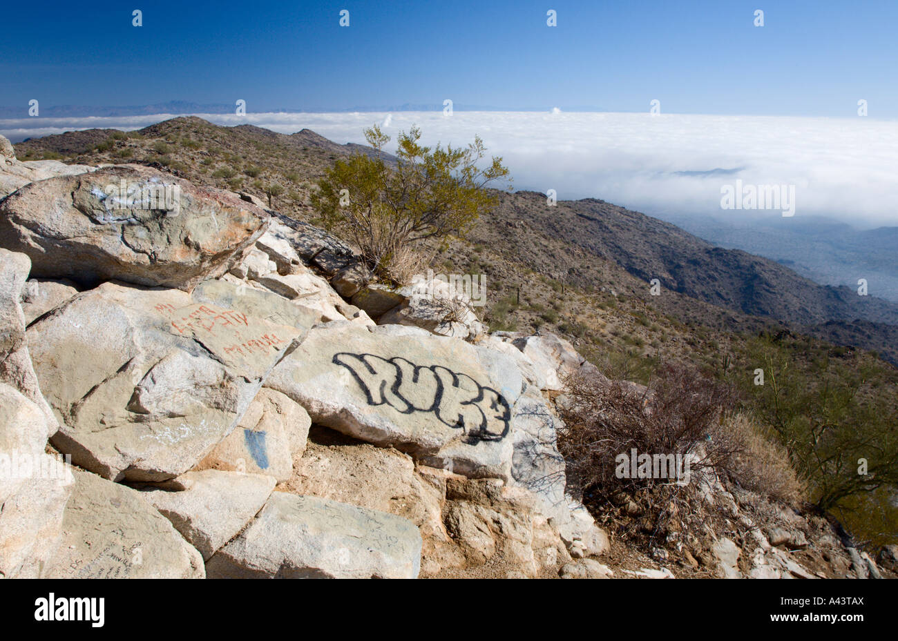 Peint des graffitis sur des rochers sur le sommet de la montagne du sud, près de Phoenix, Arizona Banque D'Images