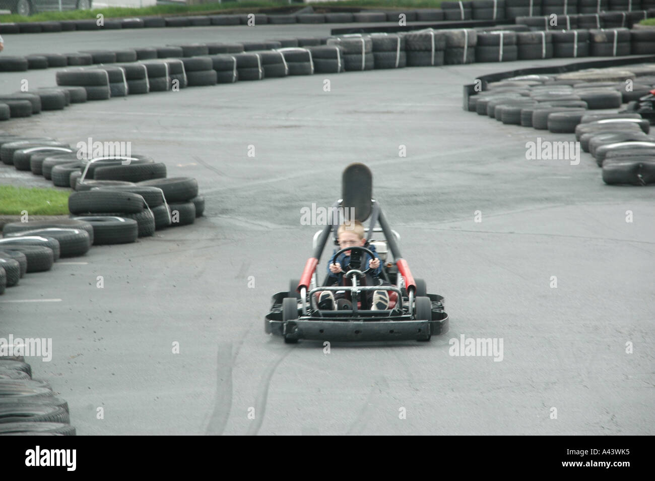 Petit Enfant Sports Motorisés Karting au volant d'un Banque D'Images