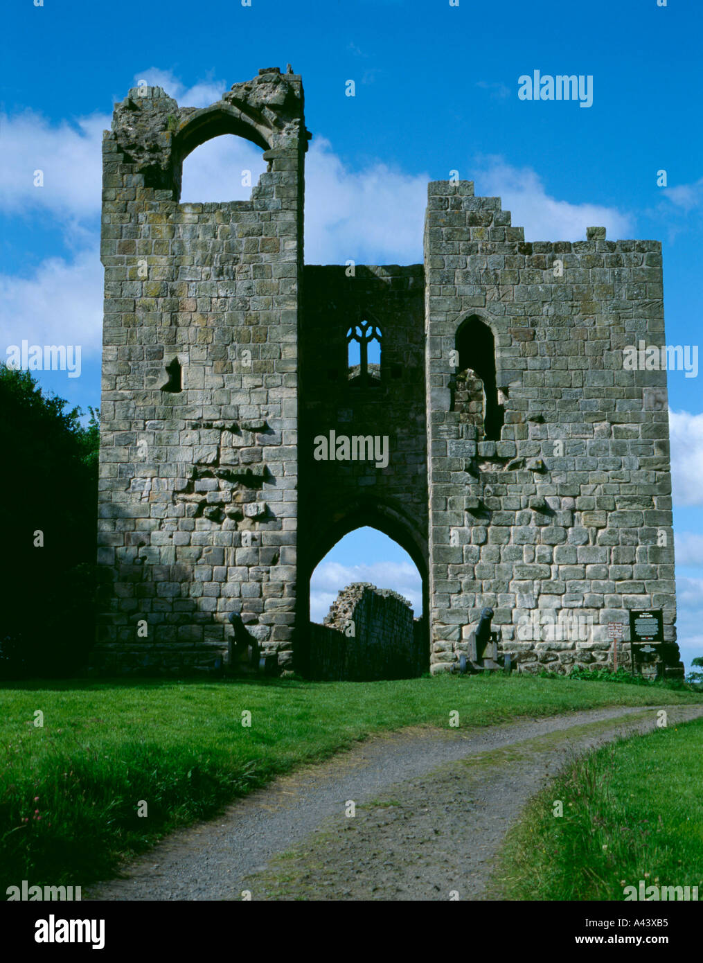 14 e siècle ruinée à gatehouse Etal Castle, Etal village, Northumberland, England, UK. Banque D'Images