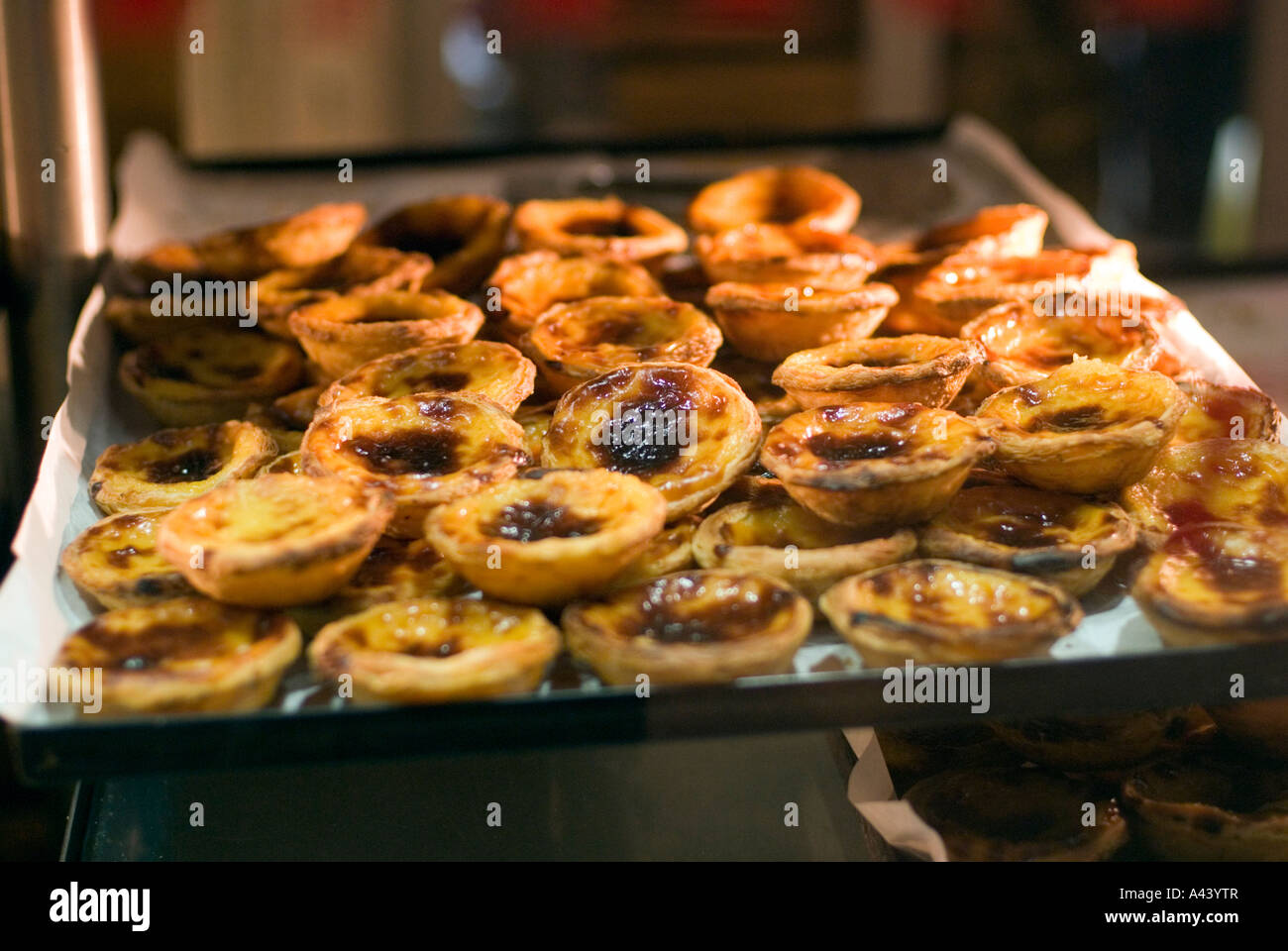 Tartes à la crème traditionnel portugais Pasteis de nata dans un café