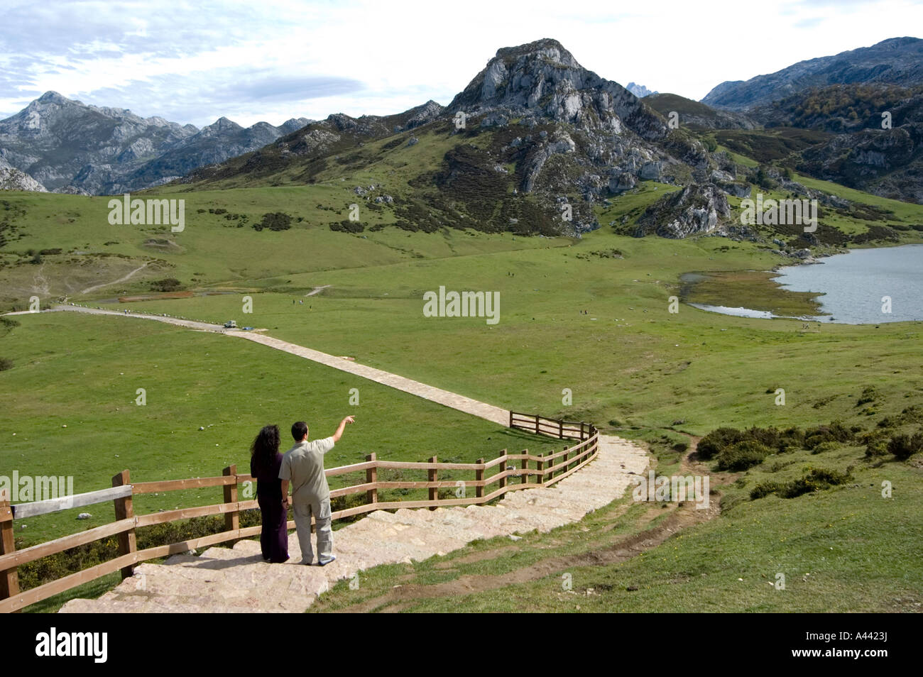 Couple en profitant de la vue sur le lac Lago LA ERCINA dans les PICOS DE EUROPA, au nord de l'Espagne Banque D'Images