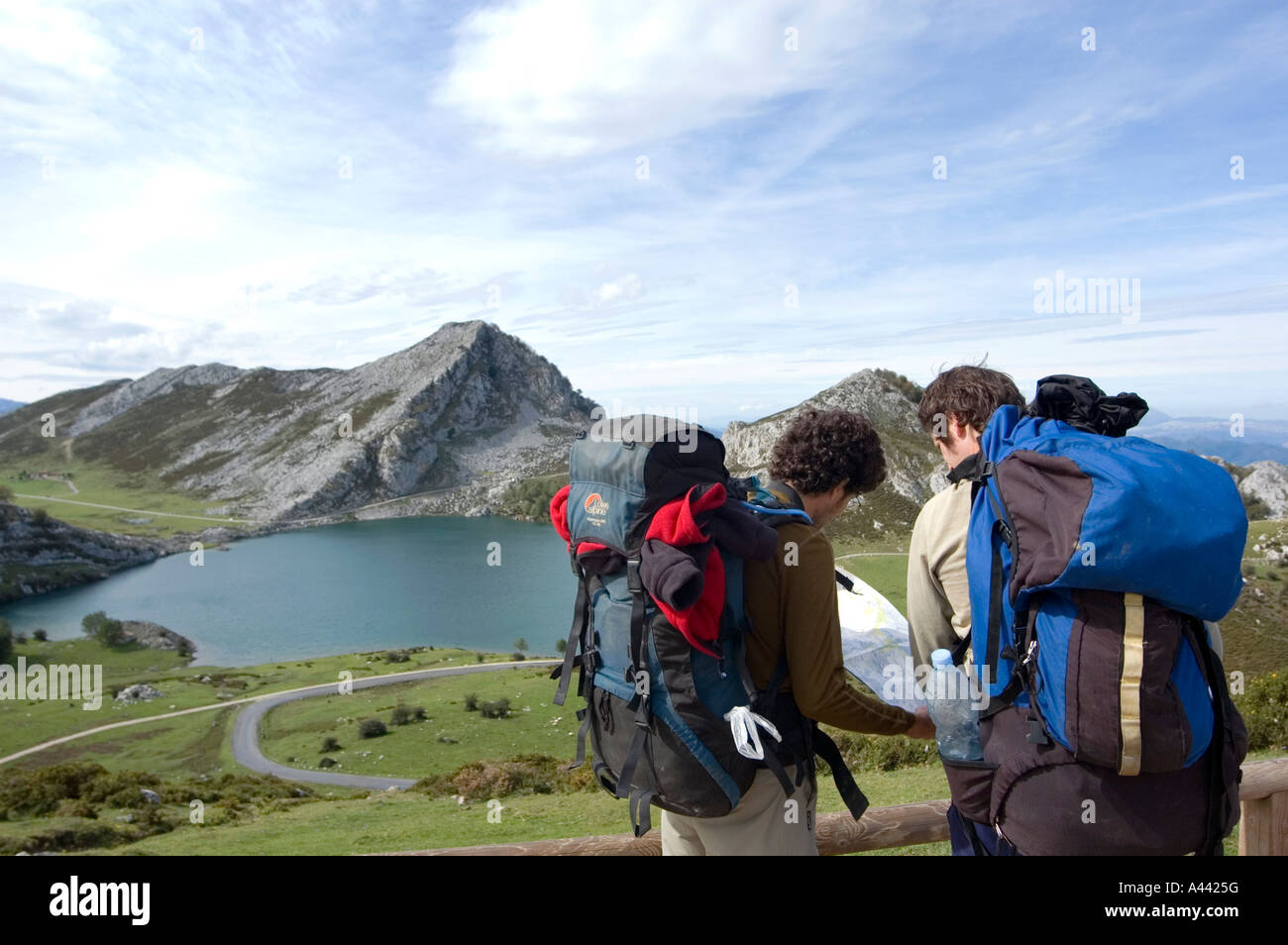 Les randonneurs de faire une pause et regarder la carte en face du lac LAGO ENOL dans les PICOS DE EUROPA, au nord de l'Espagne Banque D'Images