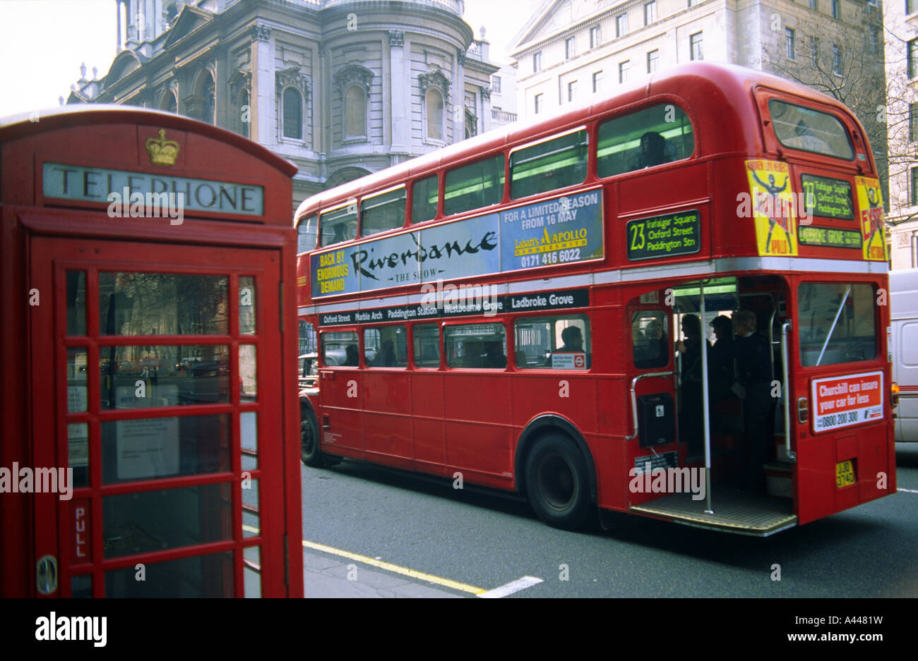 London bus rouge et téléphone fort angleterre Banque D'Images