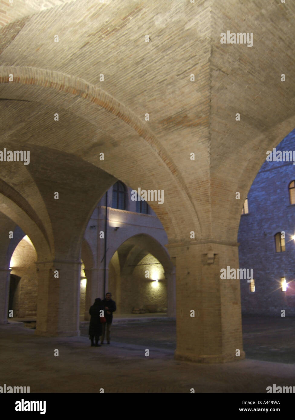 Cour intérieure du Palazzo Trinci à Foligno, en Ombrie, Italie Banque D'Images