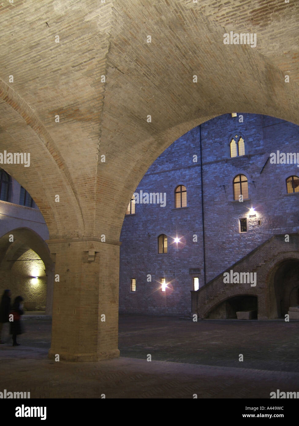 Cour intérieure du Palazzo Trinci à Foligno, en Ombrie, Italie Banque D'Images