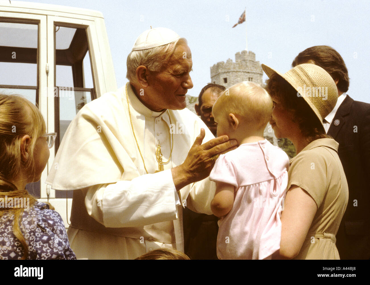 Le Pape Jean Paul II salue une famille au château de Cardiff - Cardiff - Pays de Galles-UK Banque D'Images