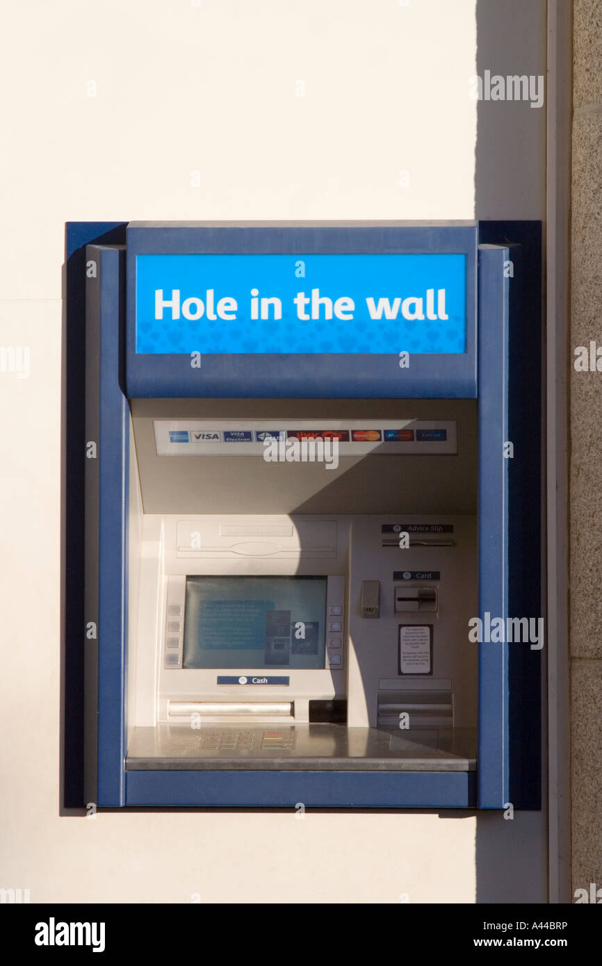 Distributeur automatique de billets. Distributeur de billets. Trou dans le mur. Barclays Cash machine. Padstow, North Cornwall. UK. Banque D'Images