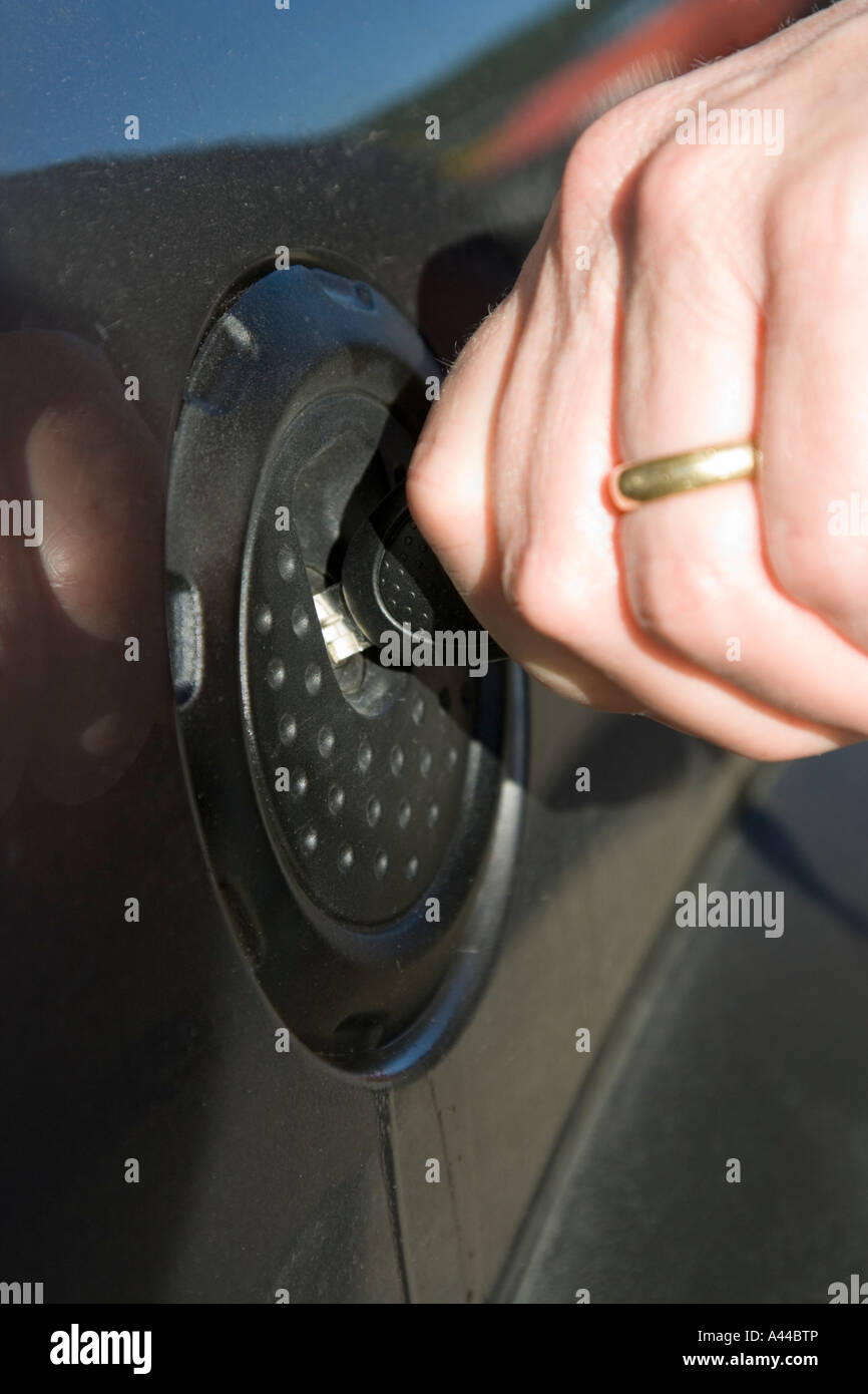 Ouvrir le bouchon de réservoir avec clé. Land Rover Freelander voiture. UK. Banque D'Images