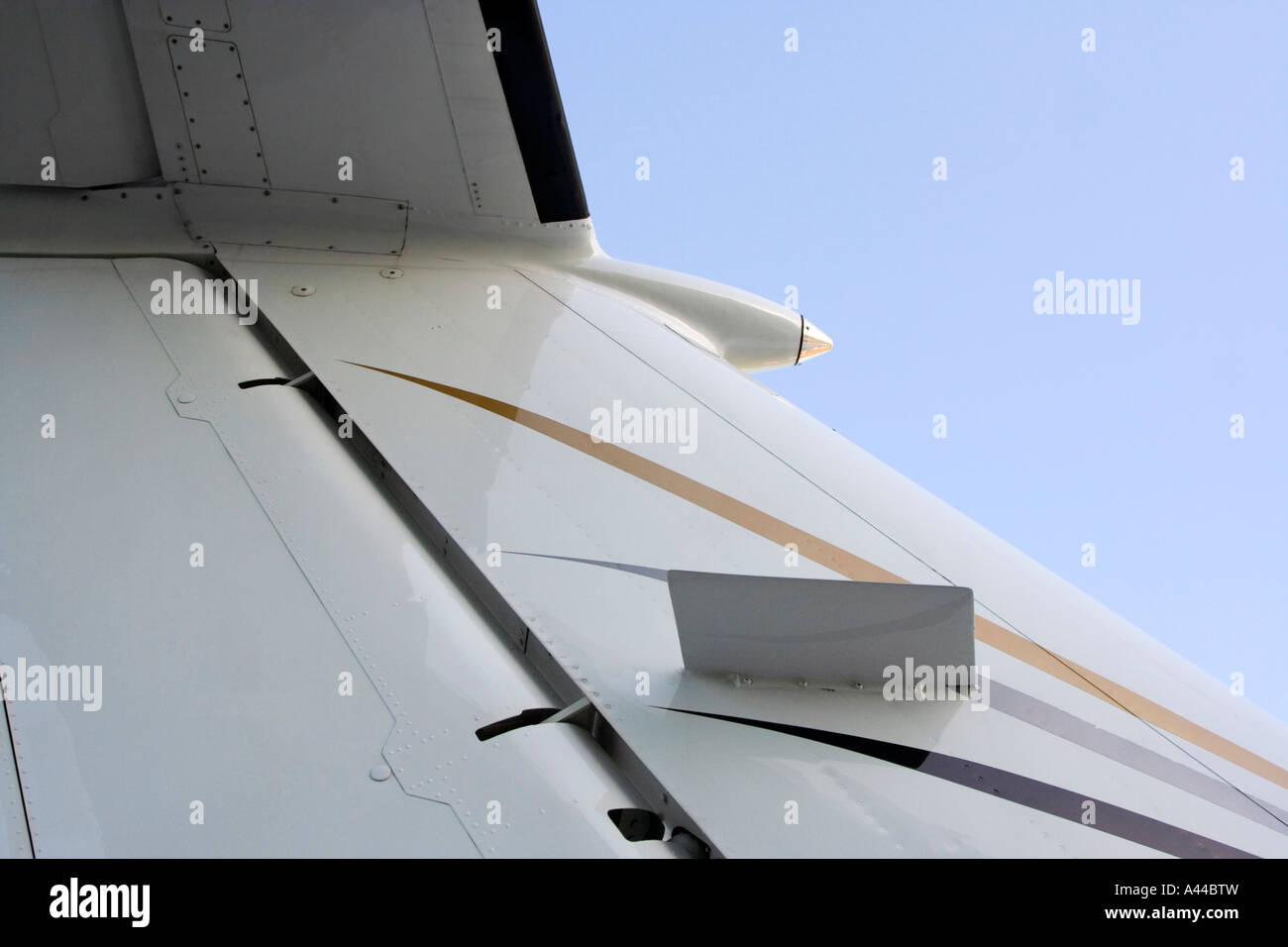 Super King Air et le gouvernail de queue détail. Ciel bleu. Banque D'Images