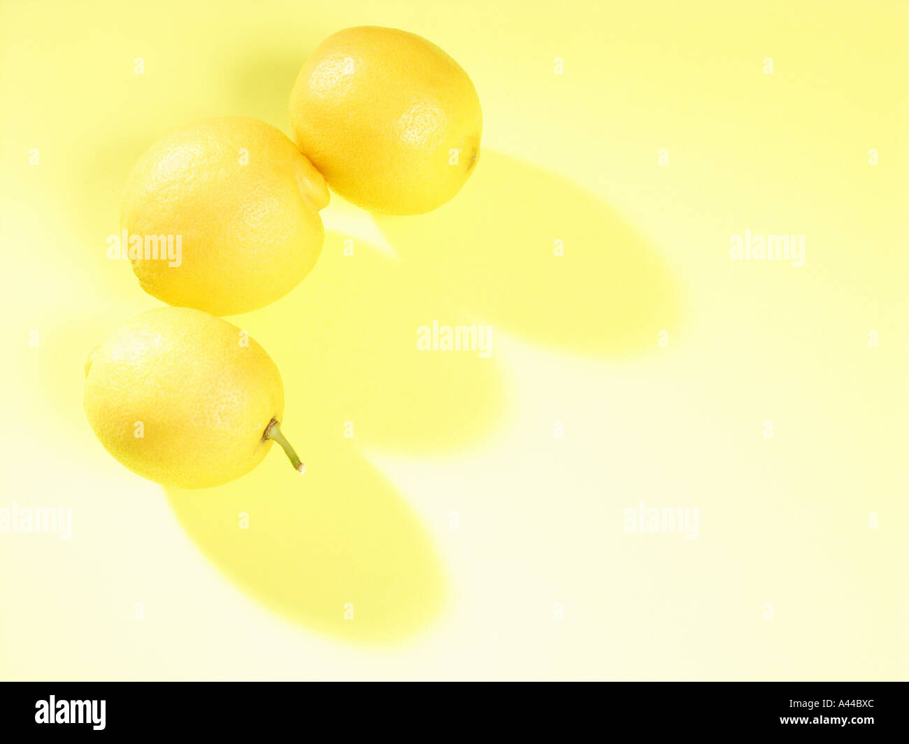 Citrons sur fond jaune Banque D'Images