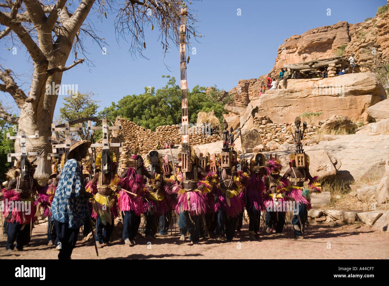 Danseuses à la danse dans le village de Tereli, pays dogon, Mali, Afrique de l'Ouest Banque D'Images