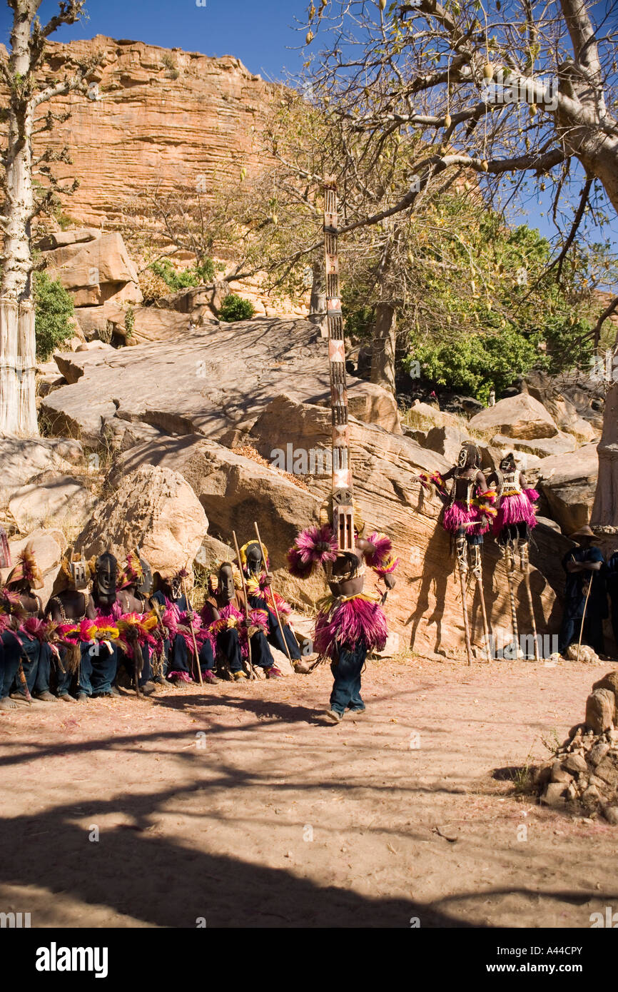 Danseuses à la danse dans le village de Tereli, pays dogon, Mali, Afrique de l'Ouest Banque D'Images