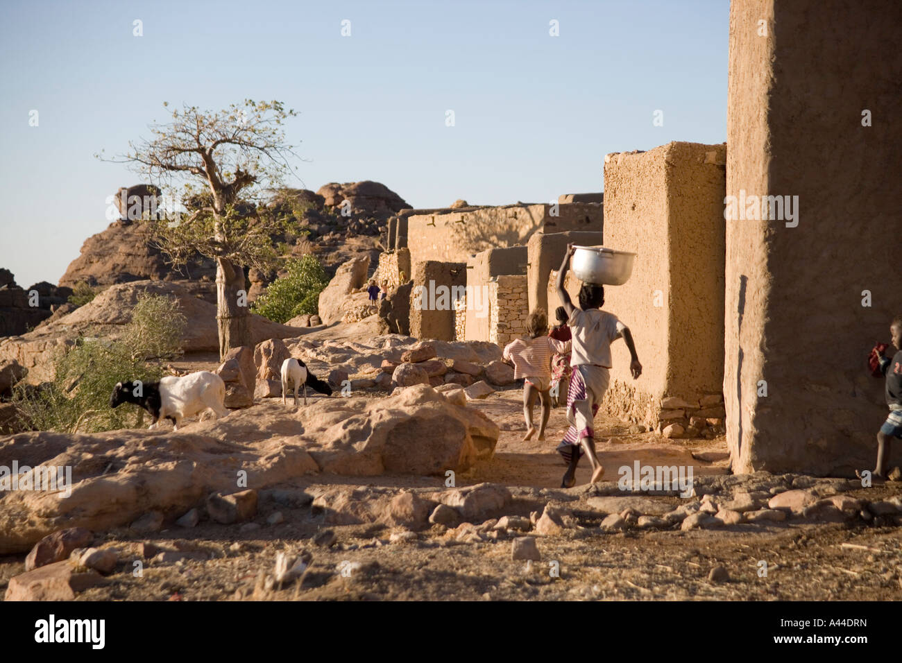 Maisons du village de Sanga perché sur le haut de l'escarpement et exécutant les enfants ,le pays dogon, Mali, Afrique de l'Ouest Banque D'Images