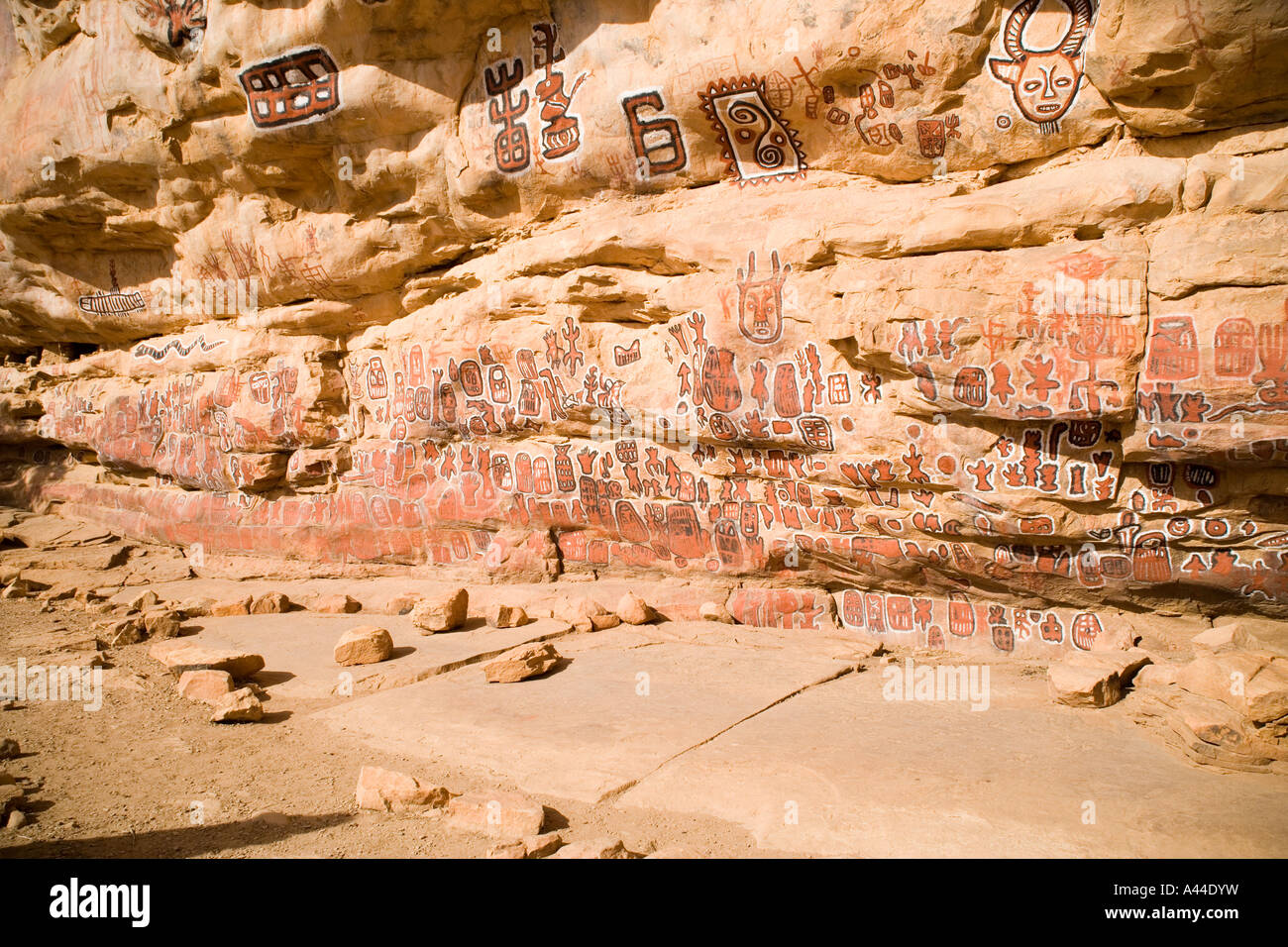 Peintures de roche au-dessus du village de Songo, à l'endroit où les rites de circoncision ont lieu tous les trois ans, pays dogon, Mali, Afrique Banque D'Images