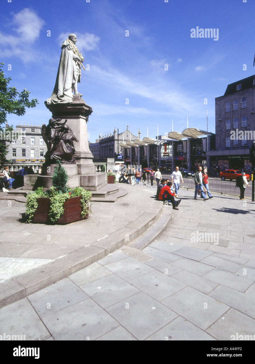 dh UNION STREET ABERDEEN King Edward VII statue personnes dans Union Street shoppers écosse centre ville rues sculpture royaume-uni Banque D'Images