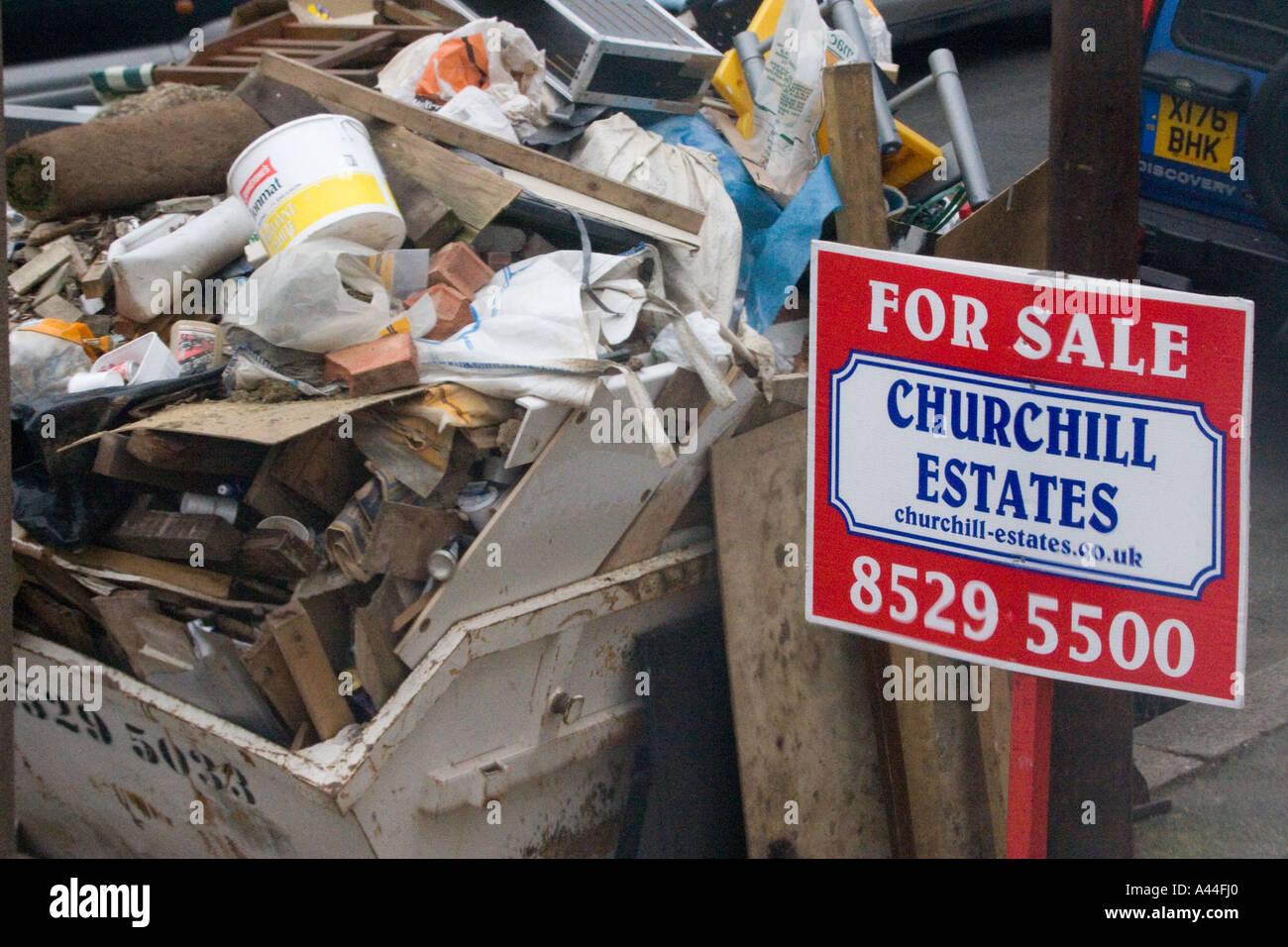 Sans licence et surchargé de Skip to road, pleine de détritus à l'extérieur bricolage maison à vendre, ou vendu maison à Chingford North East London Banque D'Images