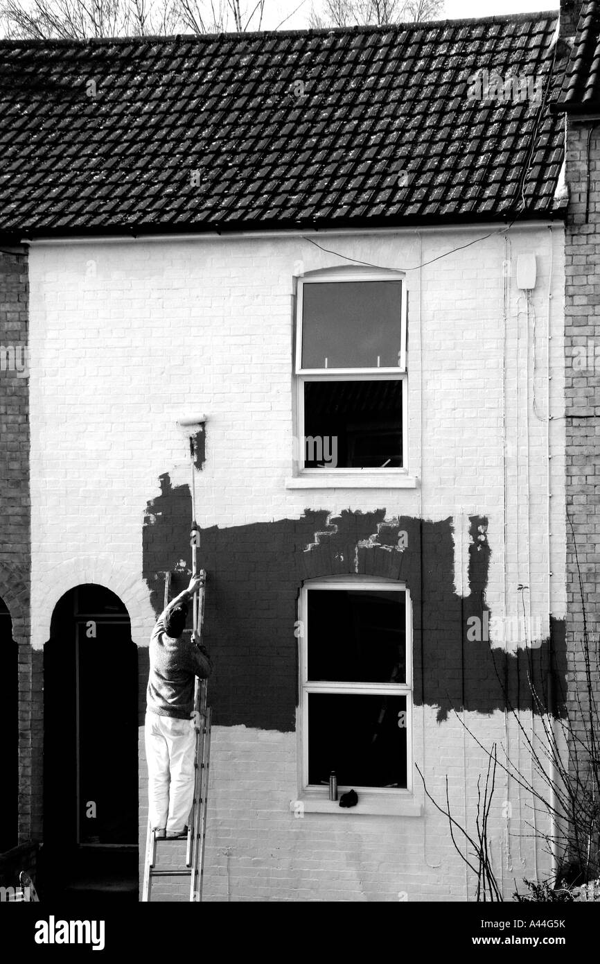 Man painting Maison mitoyenne dans Ipswich Suffolk UK Banque D'Images