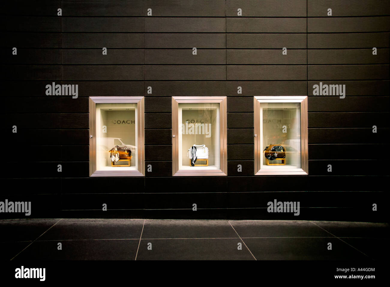 Coach Shop Windows, le Time Warner Center, Columbus Circle, Central Park South, New York City, New York, USA Banque D'Images