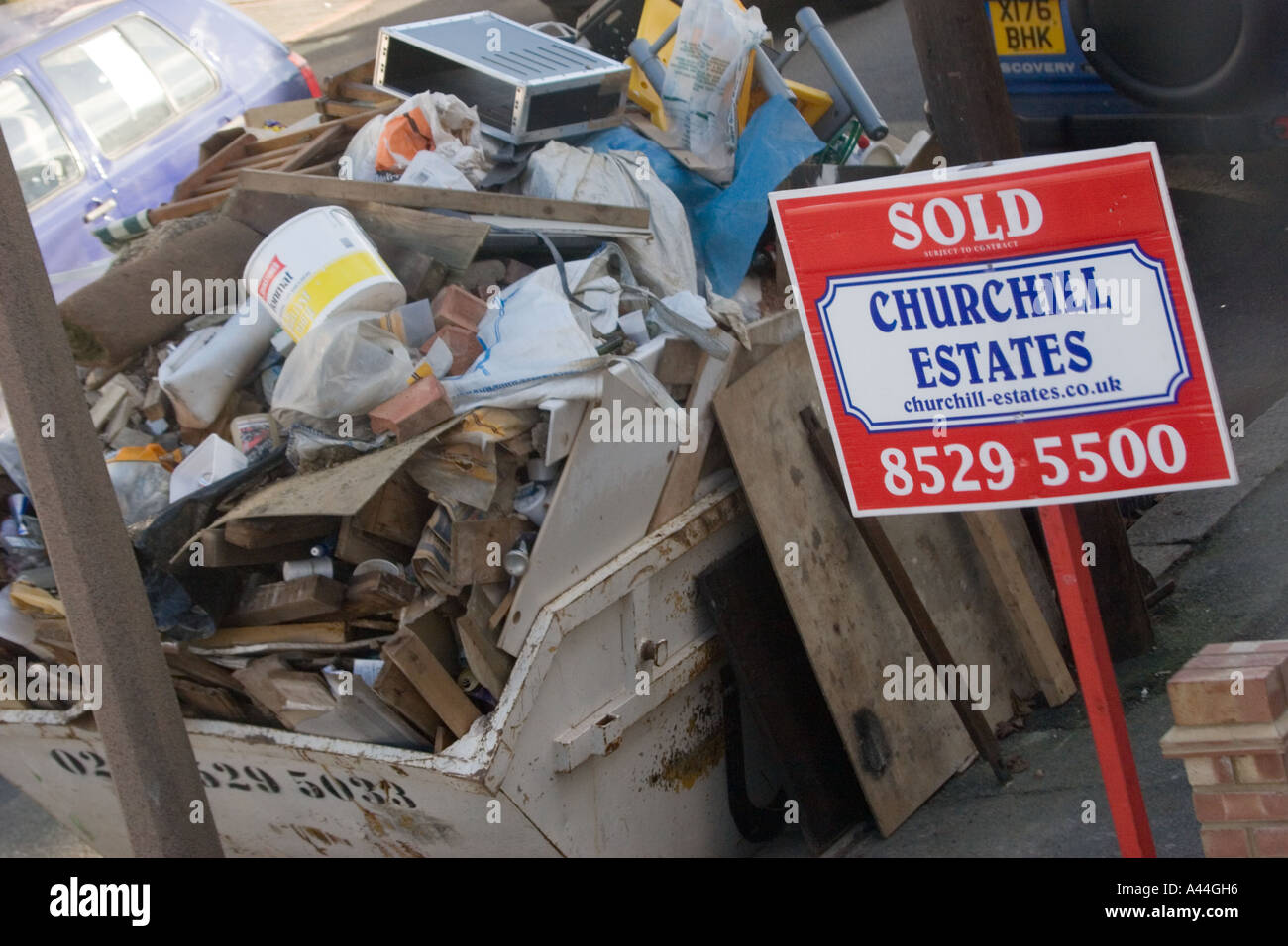 Sans licence et surchargé de Skip to road, pleine de détritus à l'extérieur bricolage maison à vendre, ou vendu maison à Chingford North East London Banque D'Images