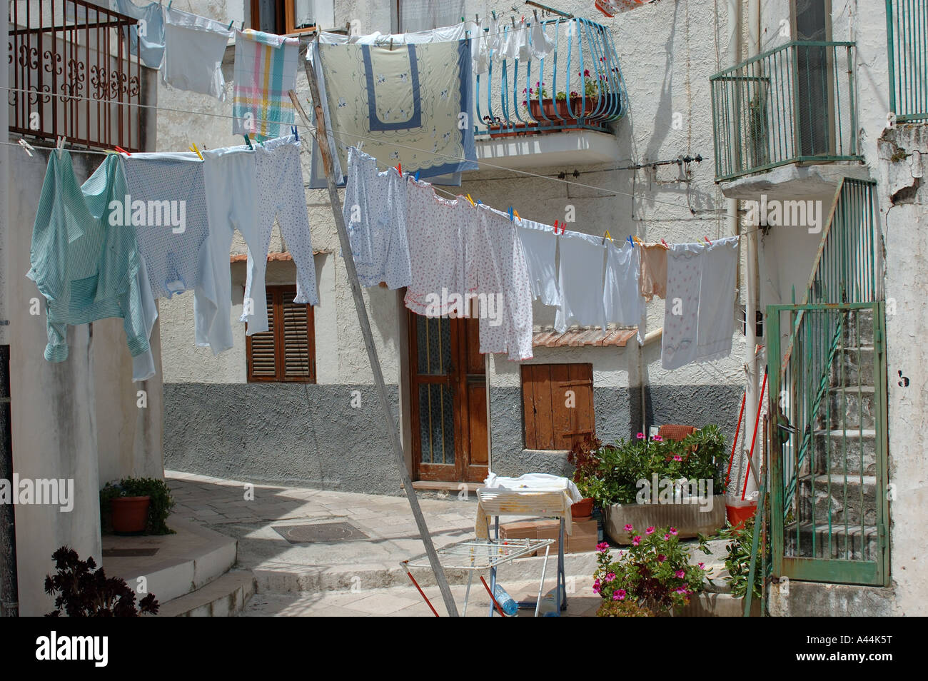 Fraîchement lavés se bloque à partir de la corde à linge dans la rue, Peschici - Italie. Banque D'Images