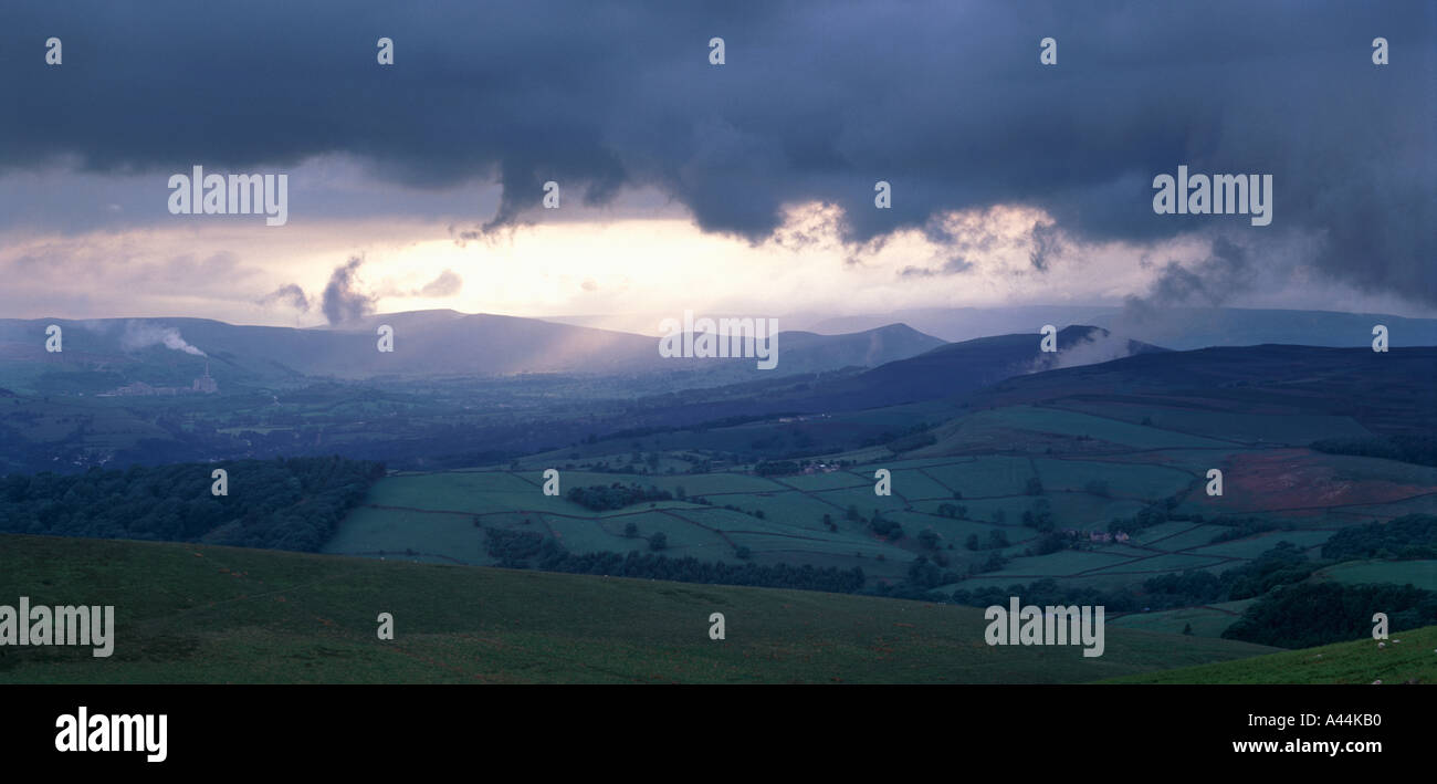 Au cours de la compensation tempête espère Valley vu de Stanage Edge en Angleterre, Parc national de Peak District, Derbyshire Banque D'Images