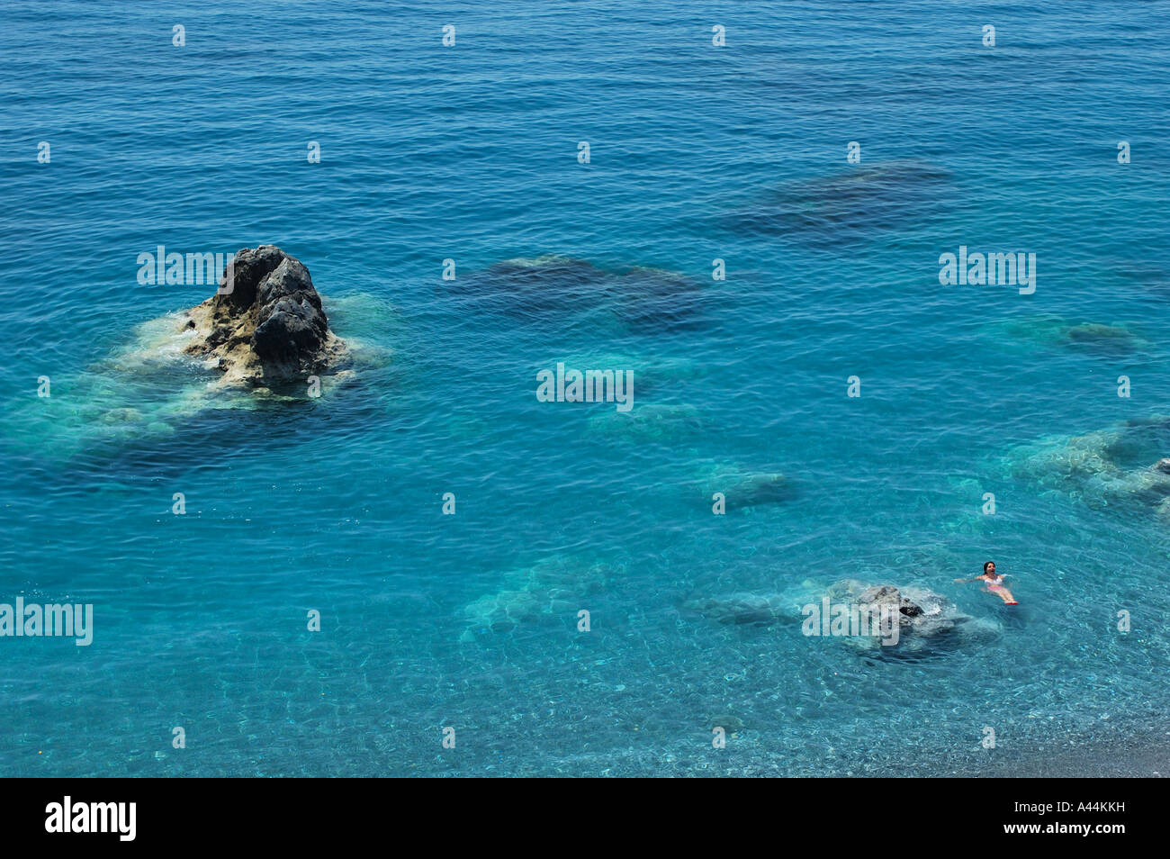 Seul nageur dans l'eau cristalline de la mer Méditerranée, l'Italie. Banque D'Images