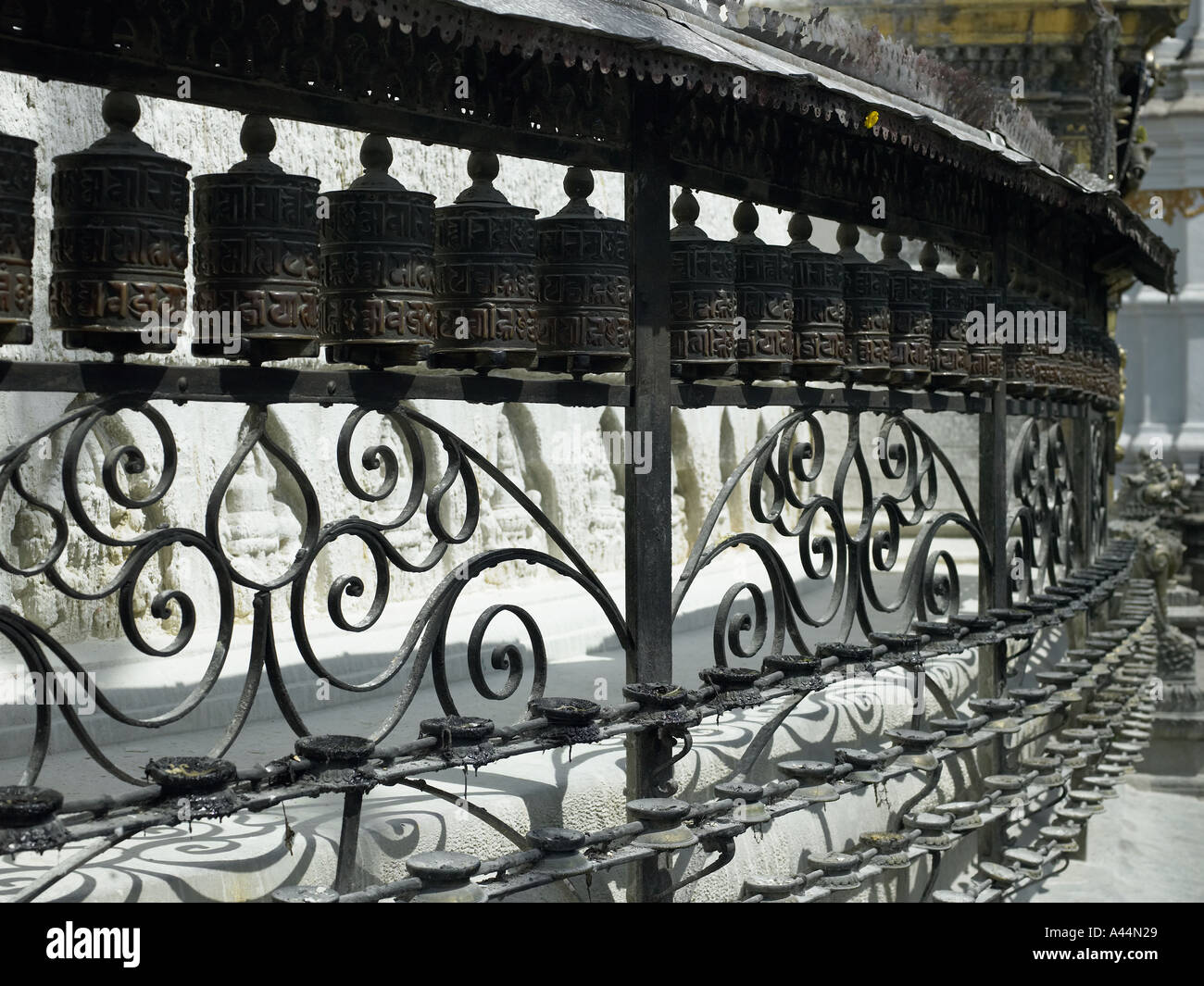 Rangée de roues de prière à Swayambhunath Stupa bouddhiste à Katmandou, Népal Banque D'Images