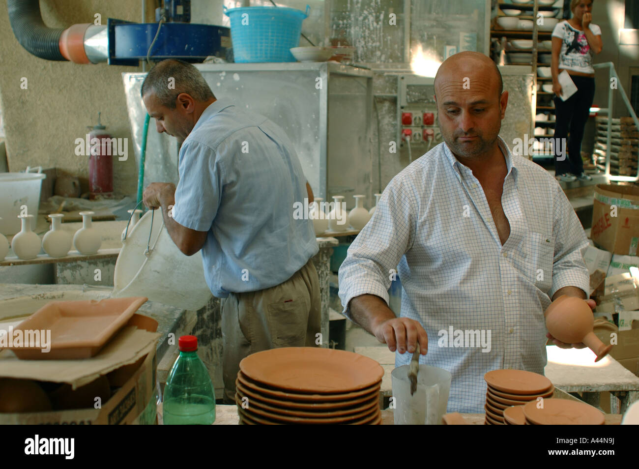 Processus de faire la vaisselle, Vietri sul Mare - Italie. Banque D'Images