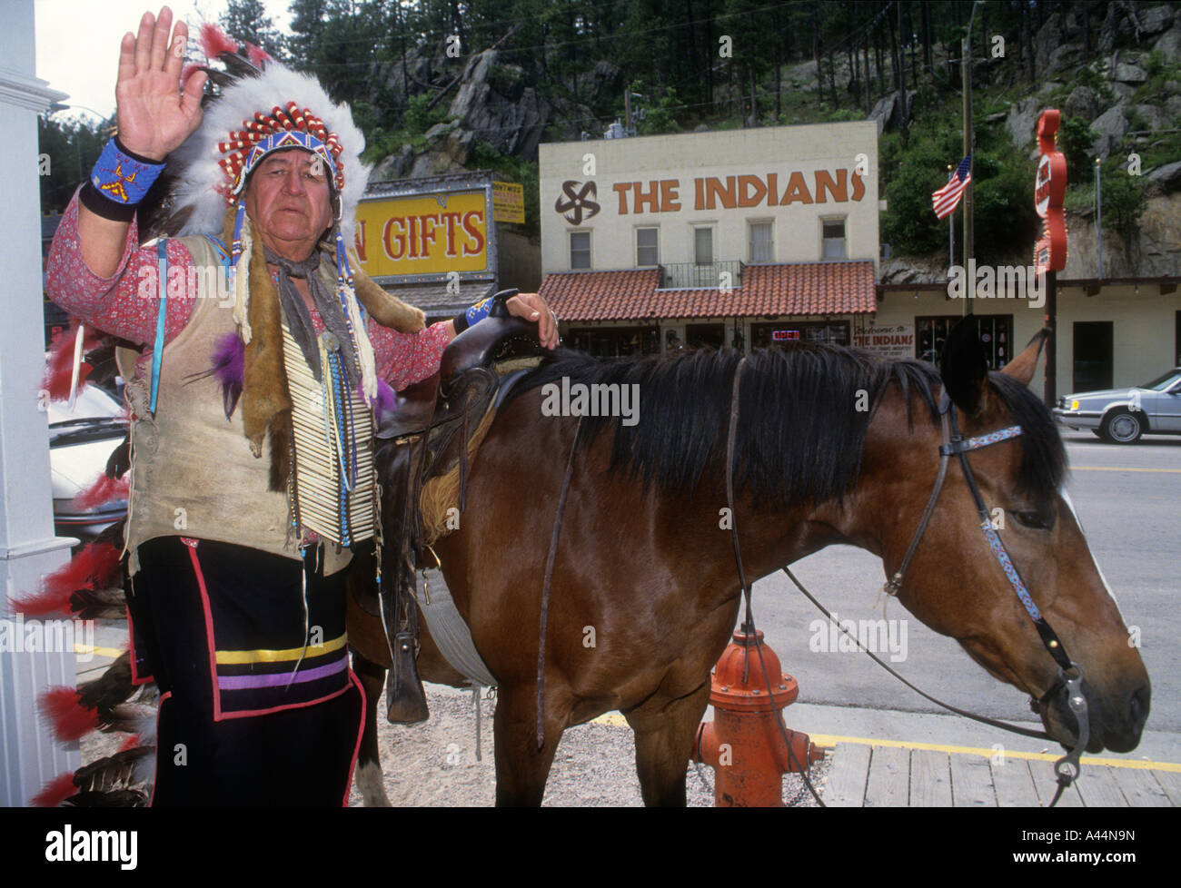 Indien de l'Amérique du Nord gagne quelques dollars, en posant pour des photographies touristiques dans le Dakota du Sud Ville de Keystone. Banque D'Images