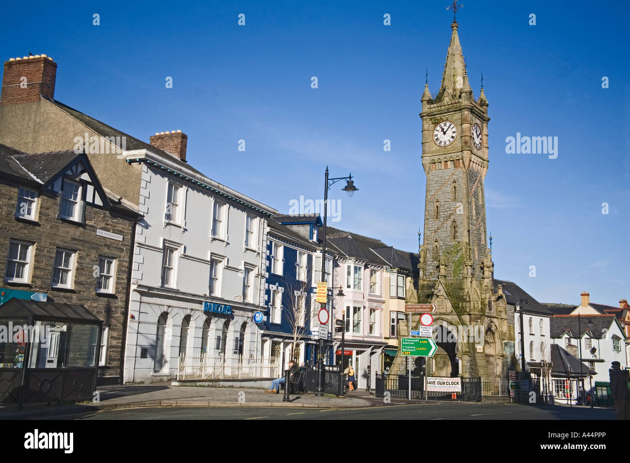 MACHYNLLETH POWYS PAYS DE GALLES UK Janvier La tour de l'horloge dans le centre de cette ville de marché Banque D'Images