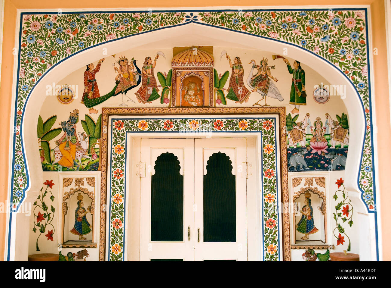Inde Rajasthan Palkiya Haveli Kota peinture murale modernes de haute qualité sur l'arche de la porte Banque D'Images