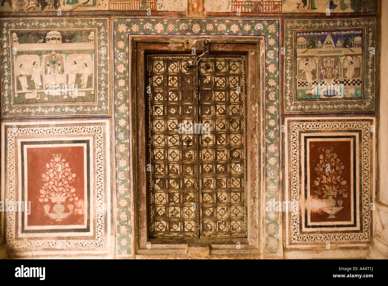 Inde Rajasthan Bundi Garh Palace Chitrasala peinture murale peinture murale et ivoire porte en marqueterie Banque D'Images