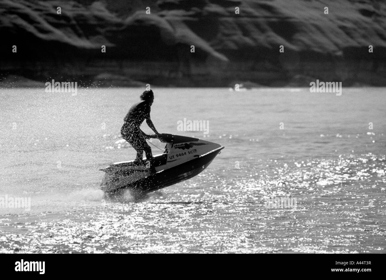 Jeune homme Jet Ski sur le Lac Powell, près de Bull Frog en Utah. Banque D'Images