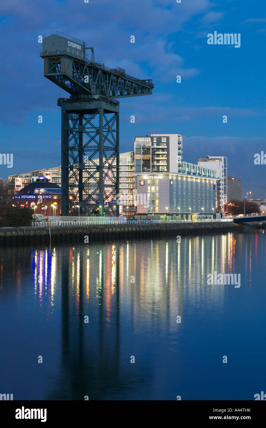 L'Finnieston Crane et India Quay Building à côté de la rivière Clyde, Glasgow, Ecosse Banque D'Images