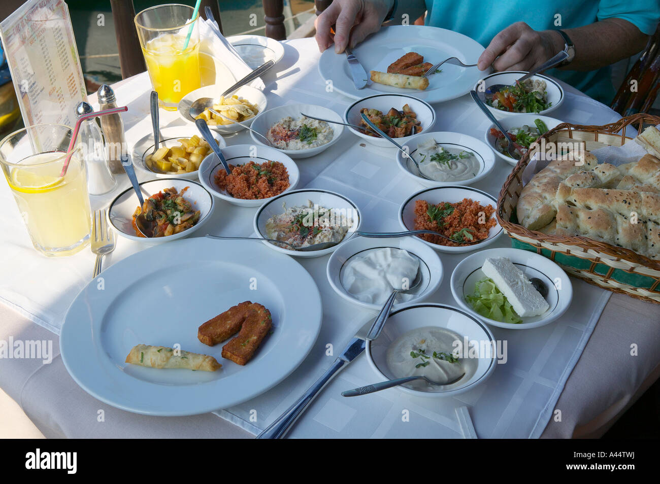Meze servi sur une table à l'extérieur ou à Girne Kyrenia, Chypre du Nord Banque D'Images