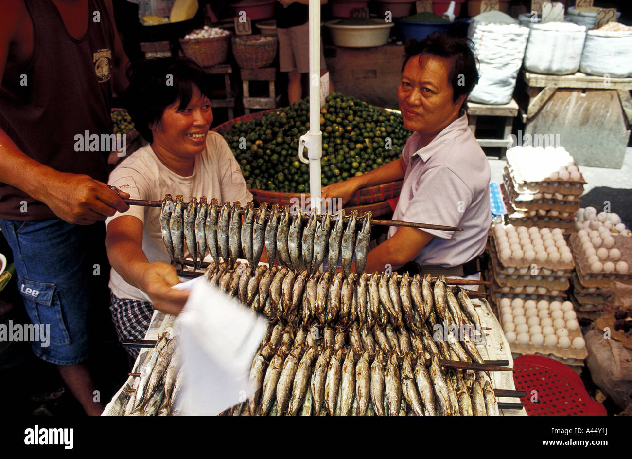 La vente du poisson sur le marché local, Cebu, Philippines Banque D'Images