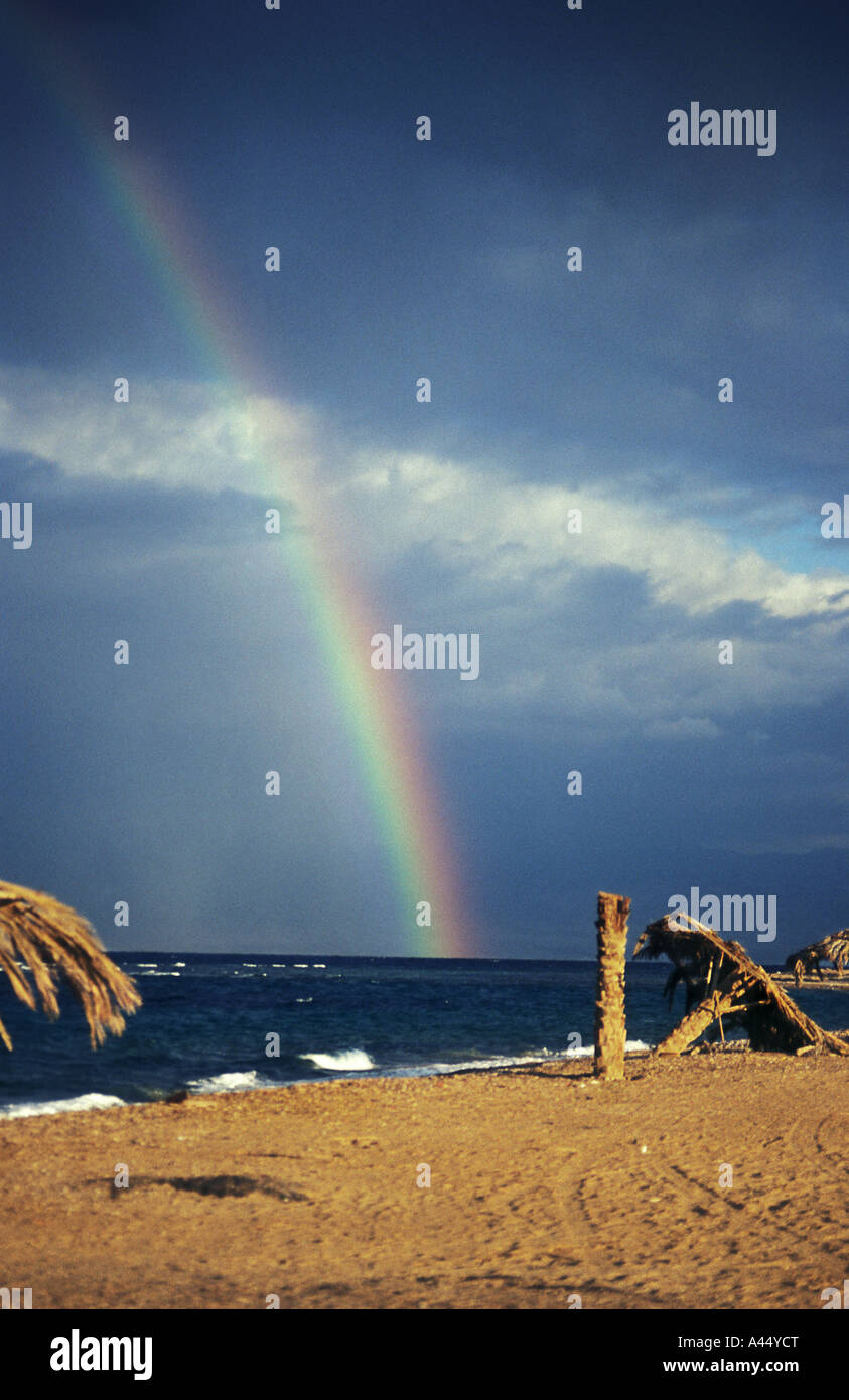Bel Arc-en-ciel sur une plage de sable dans la mer Rouge, Egypte Banque D'Images