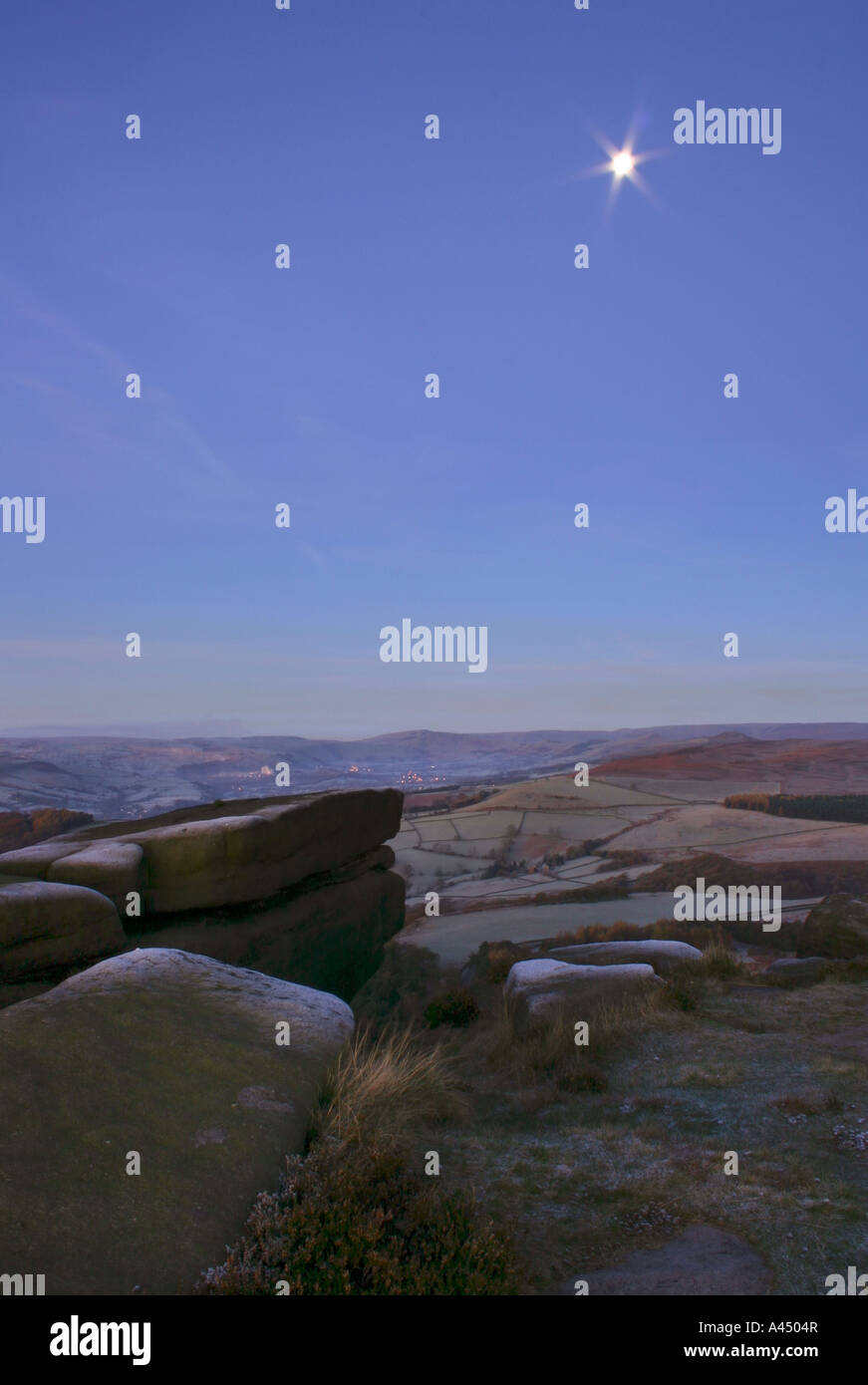 Stanage Edge, le lever du soleil, d'hiver, Derbyshire Peak District National Park, Angleterre, RU Banque D'Images