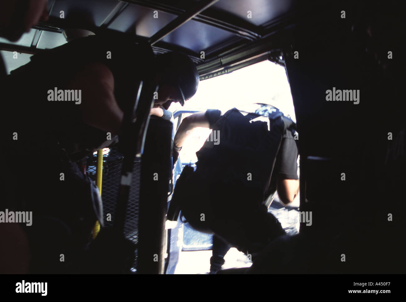 L'équipe SWAT de la police le déploiement à partir de van. Kansas City, MO. USA. L'équipe de l'unité des stupéfiants de la rue. Banque D'Images