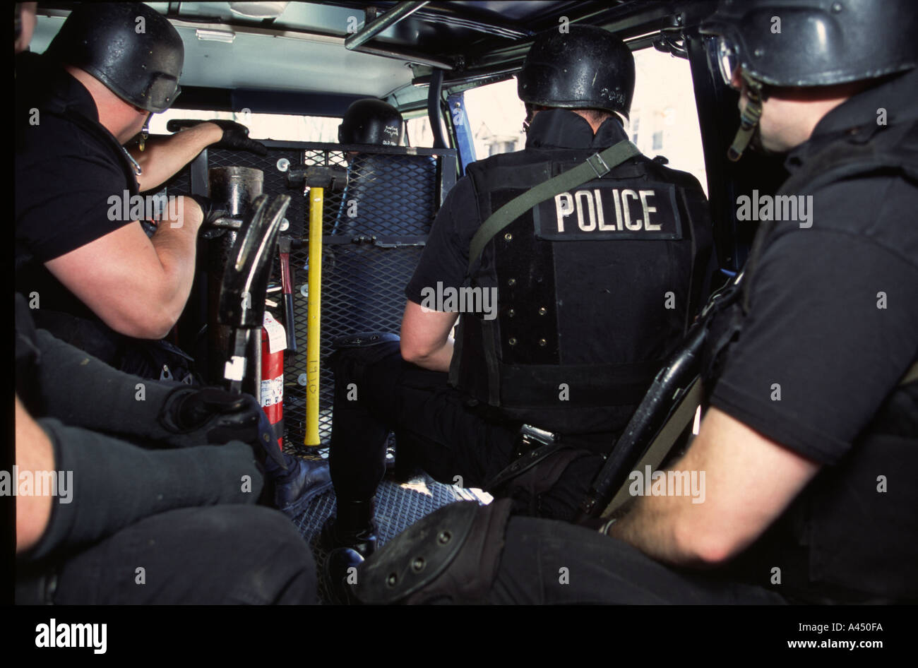 L'équipe SWAT de la police s'apprête à déployer à partir de van. Kansas City, MO. USA. L'équipe de l'unité des stupéfiants de la rue. Banque D'Images