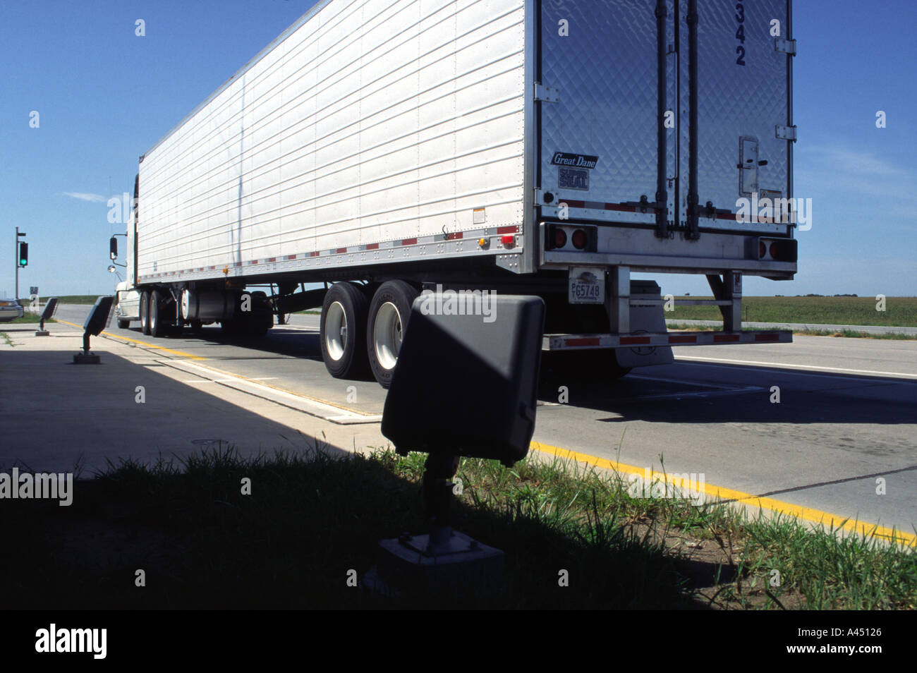 Station de pesage de patrouille de l'État pour les camions. Le poids est vérifié pour la sécurité routière. Nebraska State Patrol transporteur l'exécution. Banque D'Images